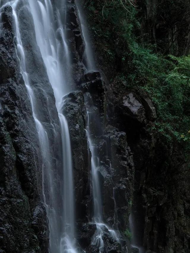 南昌大雪商场楼顶巨型玩偶被压扁，汤姆和杰瑞趴窝躺平